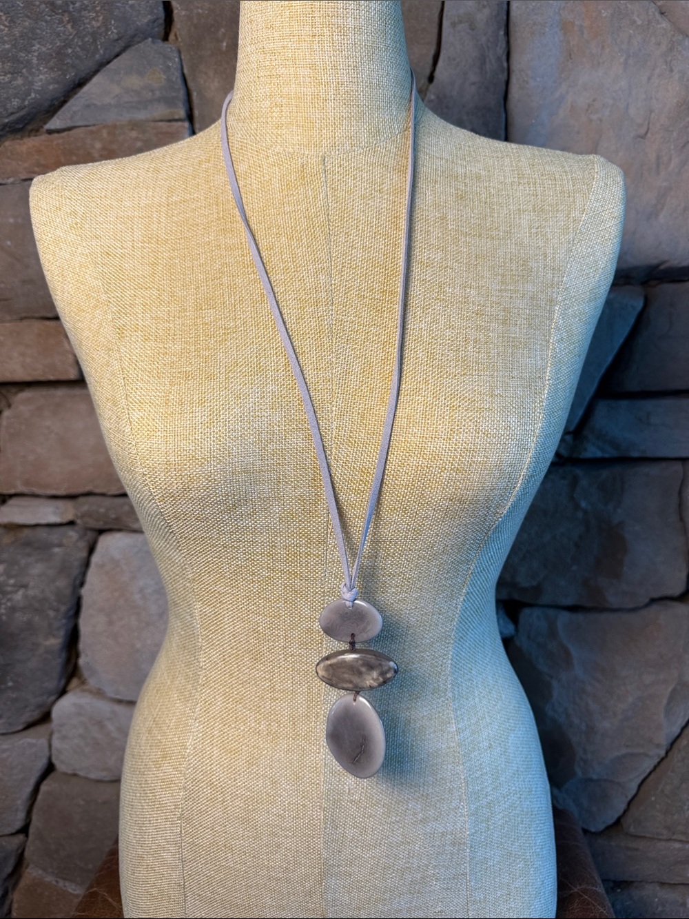 New🌟Anthropologie-Long Grey Pendant Necklace with Oval Stones